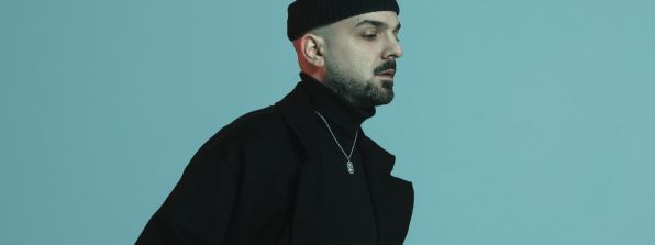 Apon: Η συγκινητική live ερμηνεία του «Παιδιά της Ελλάδος παιδιά» στο Αλ Τσαντίρι