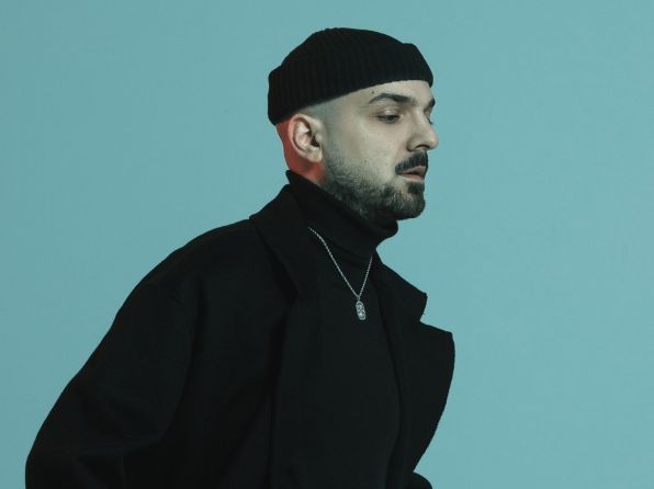 Apon: Η συγκινητική live ερμηνεία του «Παιδιά της Ελλάδος παιδιά» στο Αλ Τσαντίρι