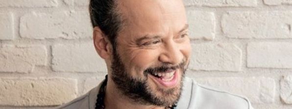 «Εύκολα Κλαίω Τελευταία»: Ο Χρήστος Δάντης στέκεται μπροστά σε όσα δεν λέγονται εύκολα