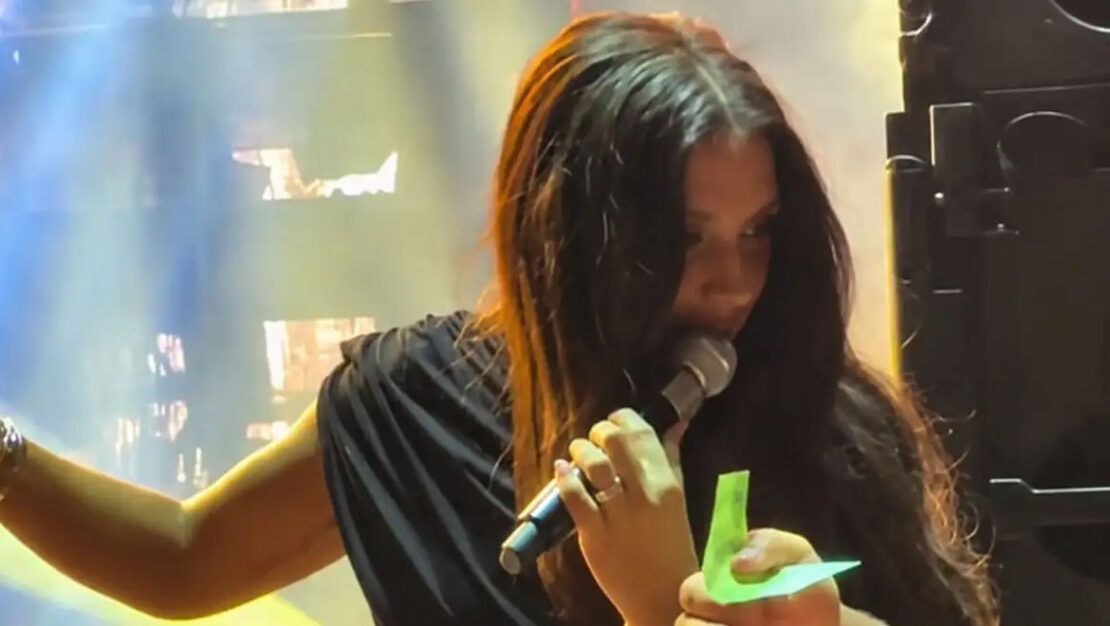 Ιουλία Καλλιμάνη: Η on stage αντίδρασή της όταν θαμώνας της έδωσε 100€&hellip;