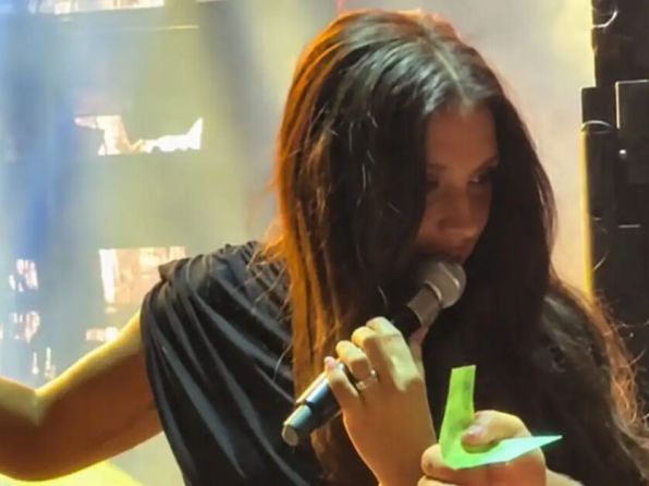 Ιουλία Καλλιμάνη: Η on stage αντίδρασή της όταν θαμώνας της έδωσε 100€ «Είσαι τρελός&hellip;