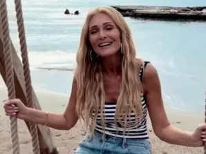 Η Νατάσα Θεοδωρίδου ερμηνεύει Μάνο Χατζιδάκι στην παραλία